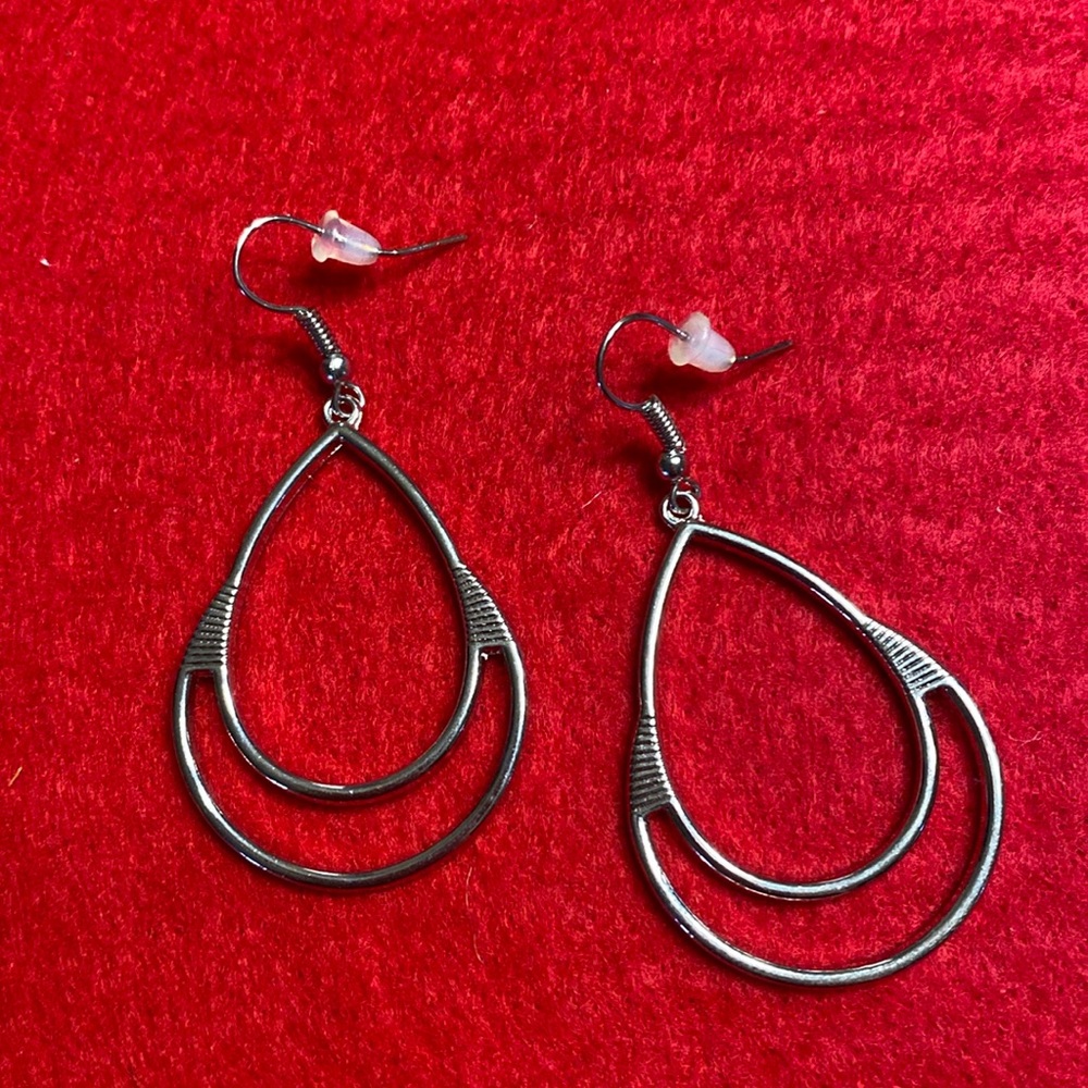 𝅺Silver Tone Teardrop Hoop Dangle Statement Earrings
